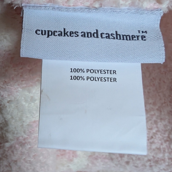 BACK IN STOCK‼️Viral 🎥 VHTF Cupcakes and Cashmere Bow Blanket 🎀 - Picture 5 of 6